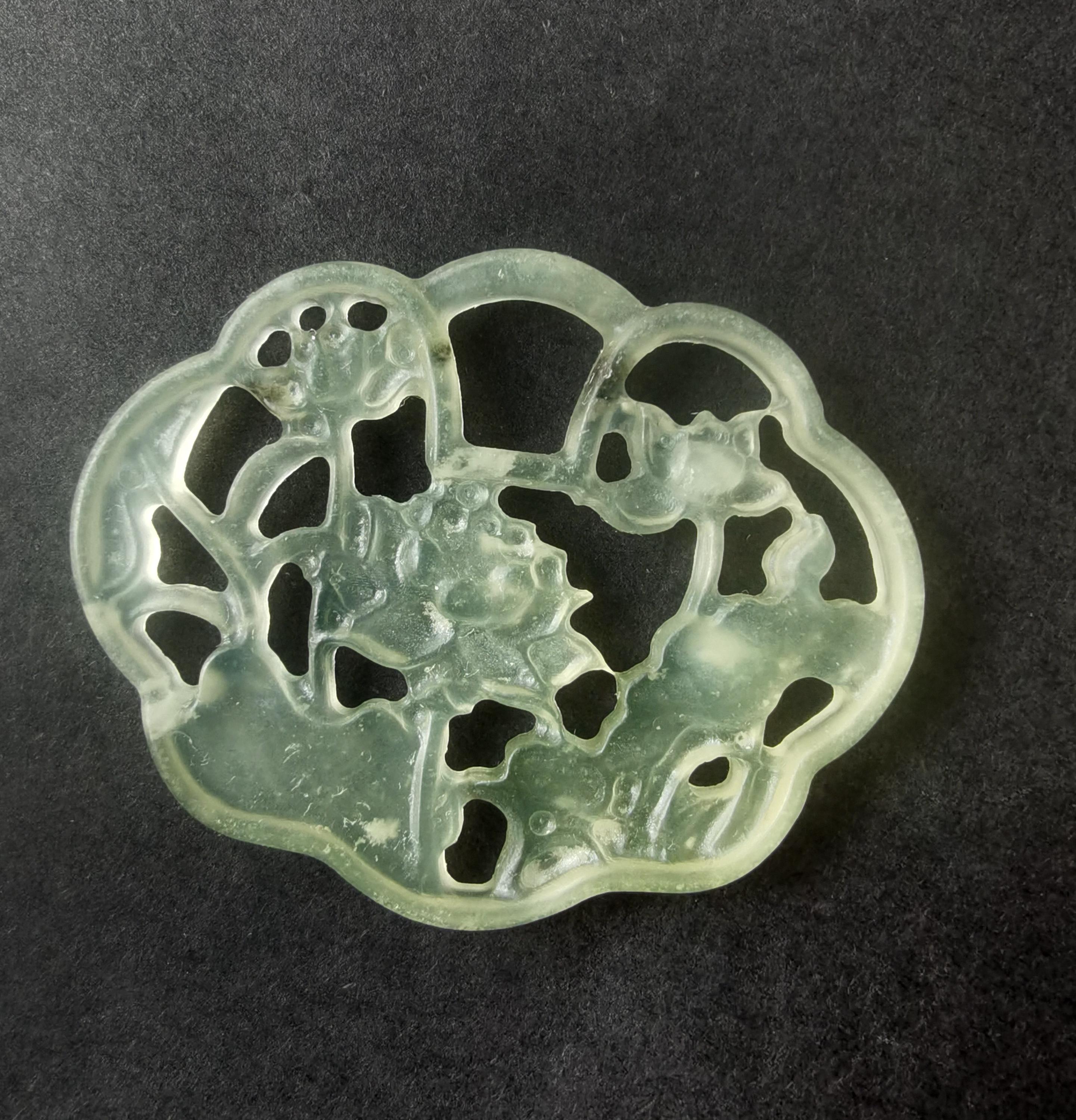 彫刻された翡翠のペンダント：蓮の花の魚のお守りネックレス - Etsy 日本
