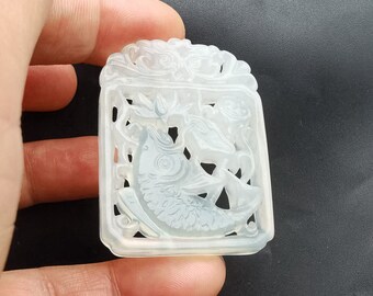 彫刻された白翡翠のペンダント：魚、蓮、龍のお守り - Etsy 日本