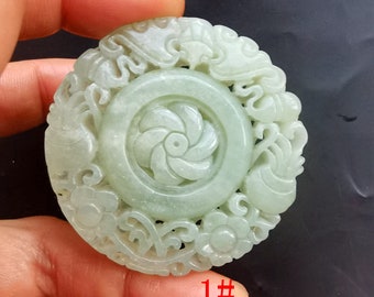 Colgante de jade blanco tallado: amuleto de flor y murciélago
