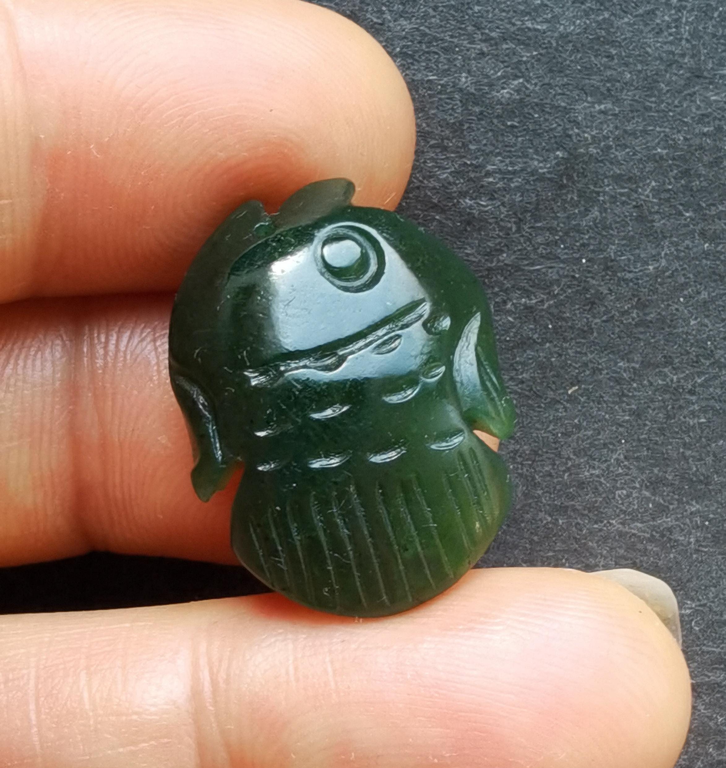 3D魚はお金持ちの彫刻天然グリーンネフライト翡翠石ペンダント、手作り