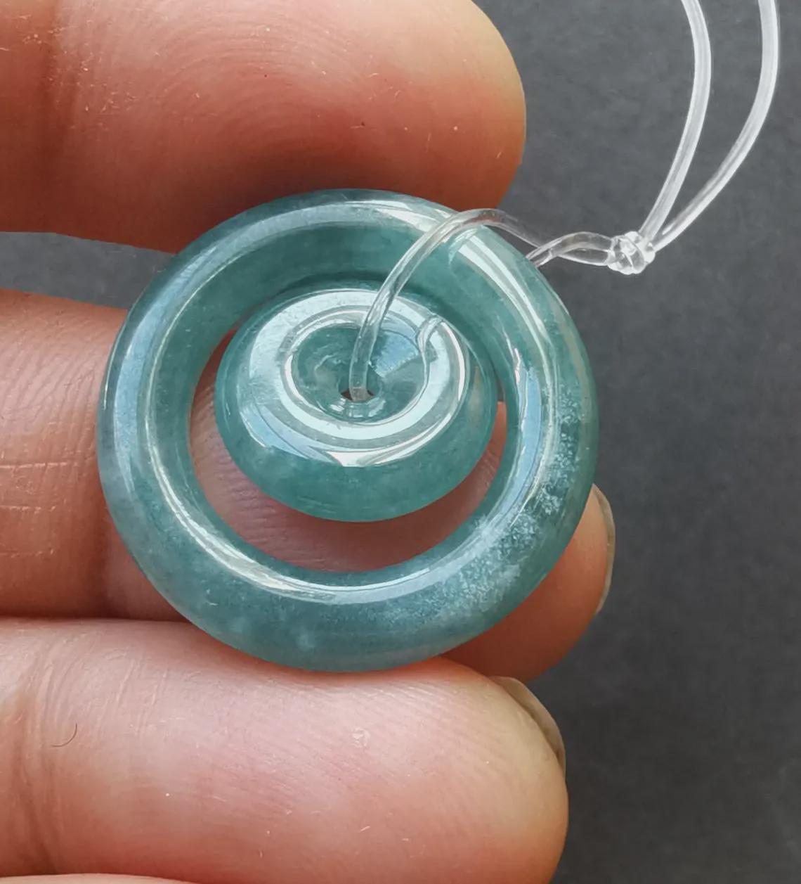 ブルージェダイト翡翠ドーナツペンダント：グレードAフェイ・クイ