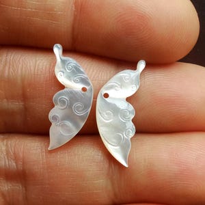 2 st, små snidade fjärilsvingar naturliga snäckskal hängen, örhängenspärlor, berlockpärlor kopplingar lycka amulett halsband smycke länk