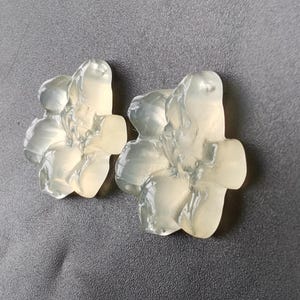 2pcs Lily flower carving natural xiuyu jade stone bead pendant link,earring beads, Amulet,gemstone bead for making handmade jewelry MX