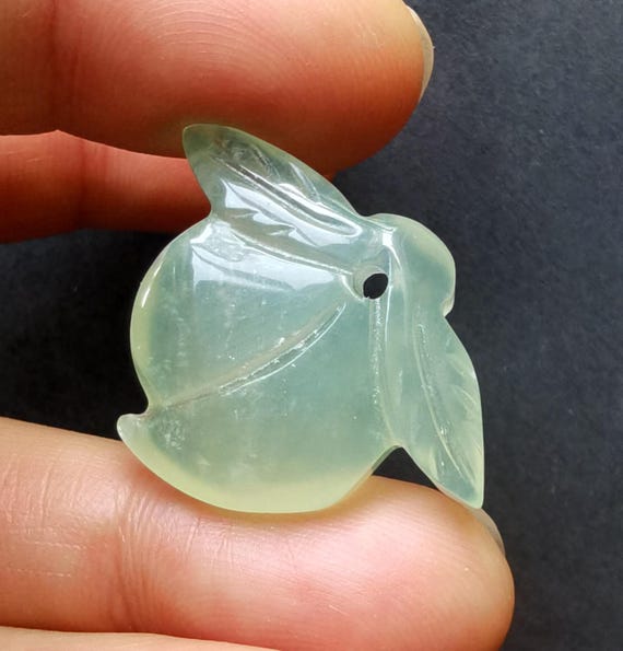 翡翠 豆型ペンダント 花チャーム付き アクセサリー 翡翠 豆型ペンダント 花チャーム付き