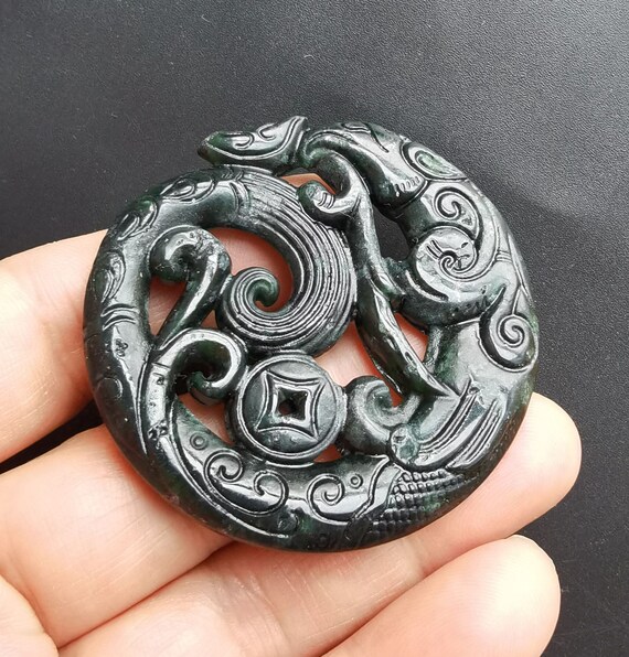 円形ドラゴン彫刻天然ブラックグリーン翡翠石ペンダント、両面、お守り 