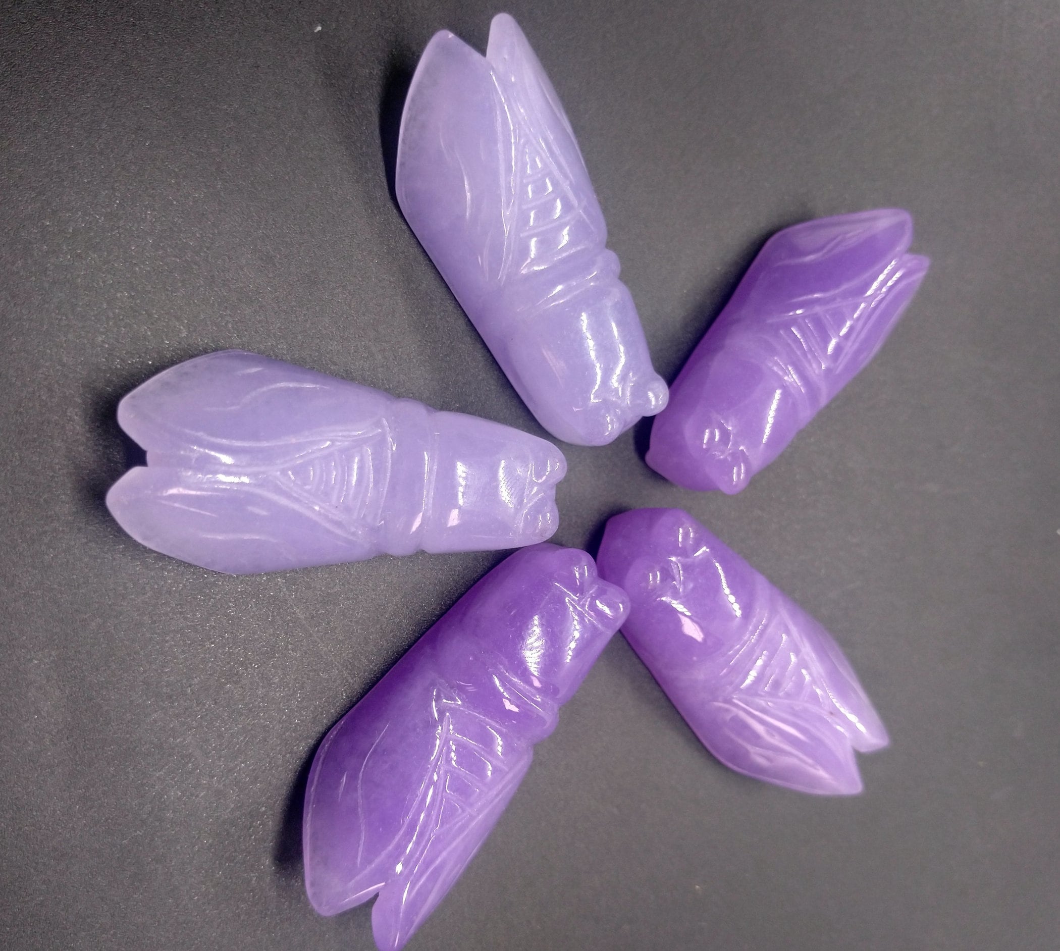 彫刻された翡翠の蝉ペンダント：宝石ジュエリービーズ（44 mm） - Etsy