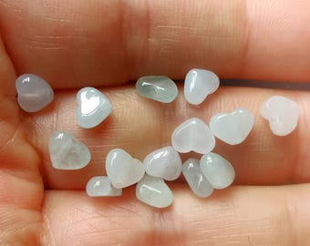 ブルージェダイトの花と蝶のペンダント：手彫りの天然翡翠ジュエリー