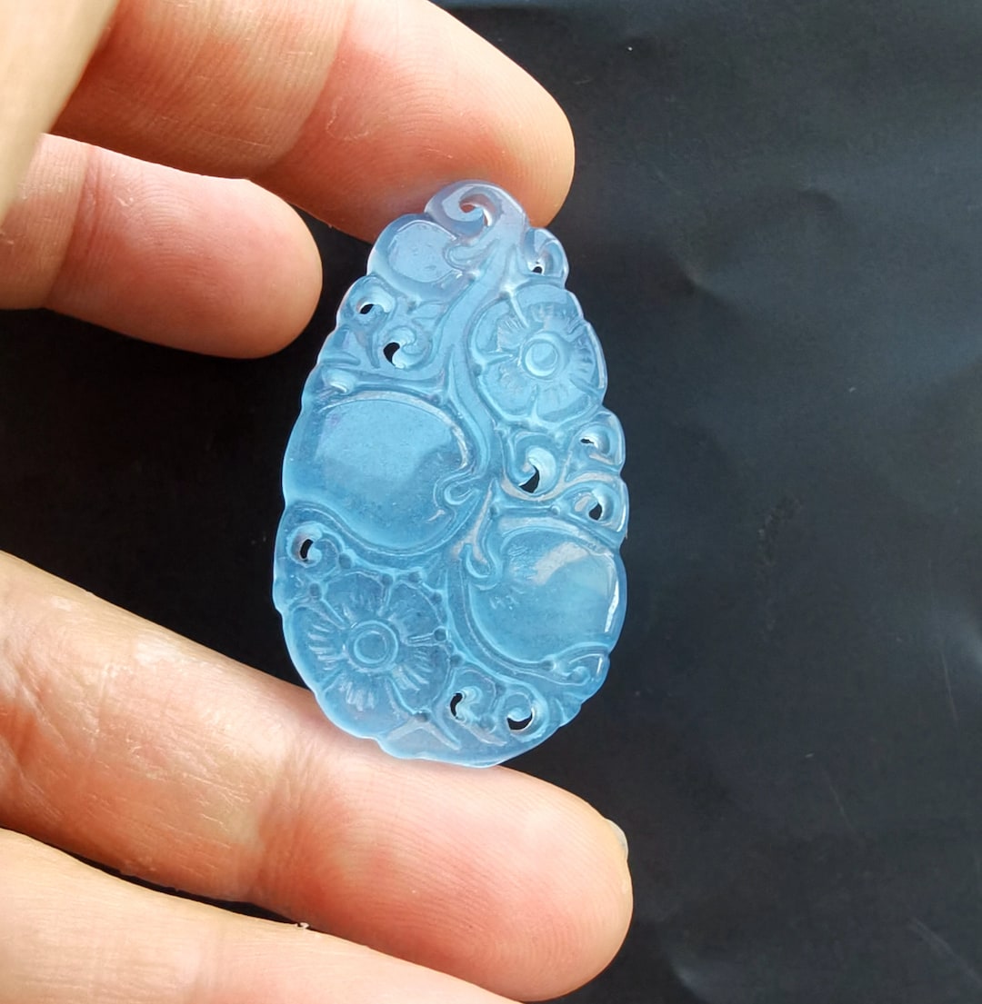 手作りの青翡翠ペンダント：ティアドロップフラワー彫刻のお守り