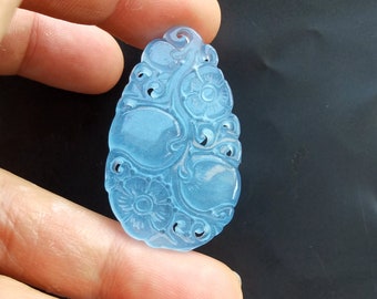 手作りの青翡翠ペンダント：ティアドロップフラワー彫刻のお守り