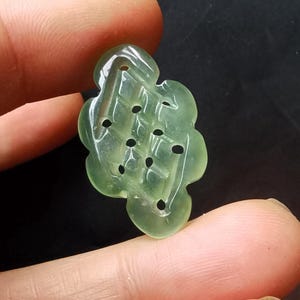 Geschnitzt: Grüner Edelstein-Amulett Talisman