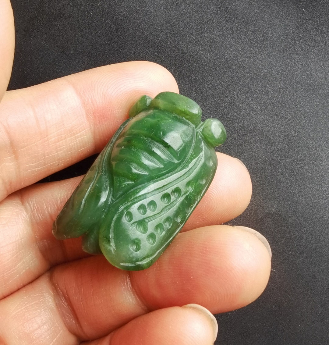 グリーンネフライト翡翠のセミペンダント：彫刻された宝石の