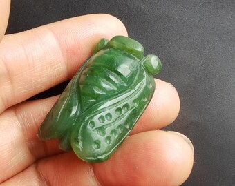 グリーンネフライト翡翠のセミペンダント：彫刻された宝石の