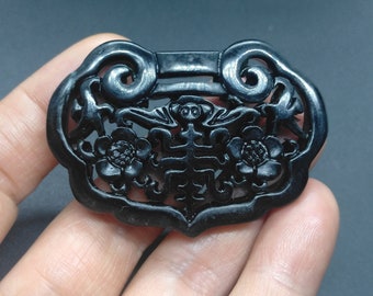 Hanger van gesneden zwartgroene jade: amulet met bloemenvleermuis