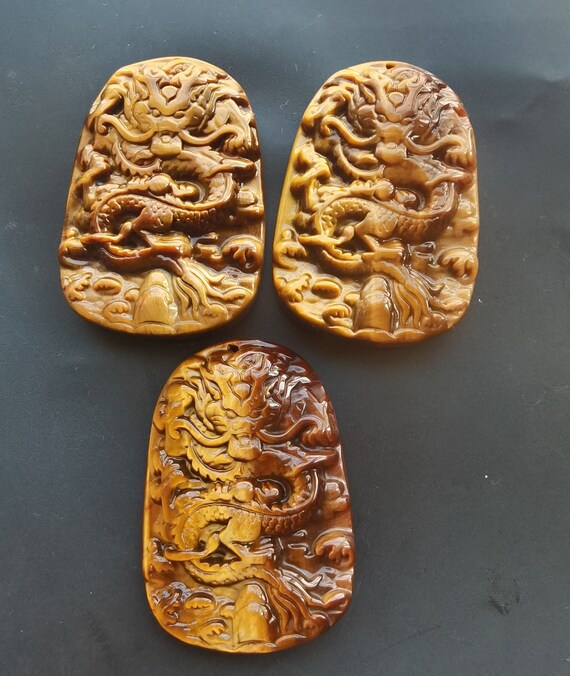 彫刻された龍虎目石ペンダント：神話のお守りネックレス - Etsy 日本