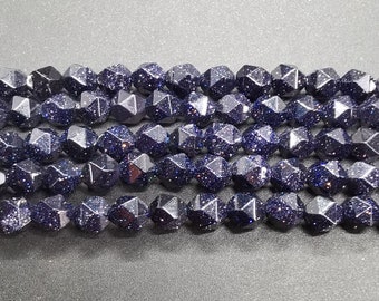 Pode incluir: Um fio de contas de pedra preciosa azul escuro em forma de estrela. As contas são facetadas e têm um acabamento brilhante e brilhante.