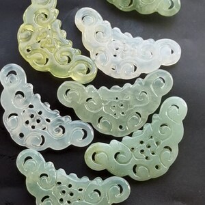 Ciuyu Jade Blume Carving Anhänger: Weiß Grünes Amulett (24mmx46mmx6mm)