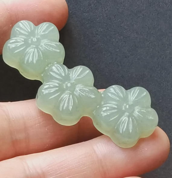 グリーンジェイドの梅の花ペンダント：彫刻されたお守り - Etsy 日本