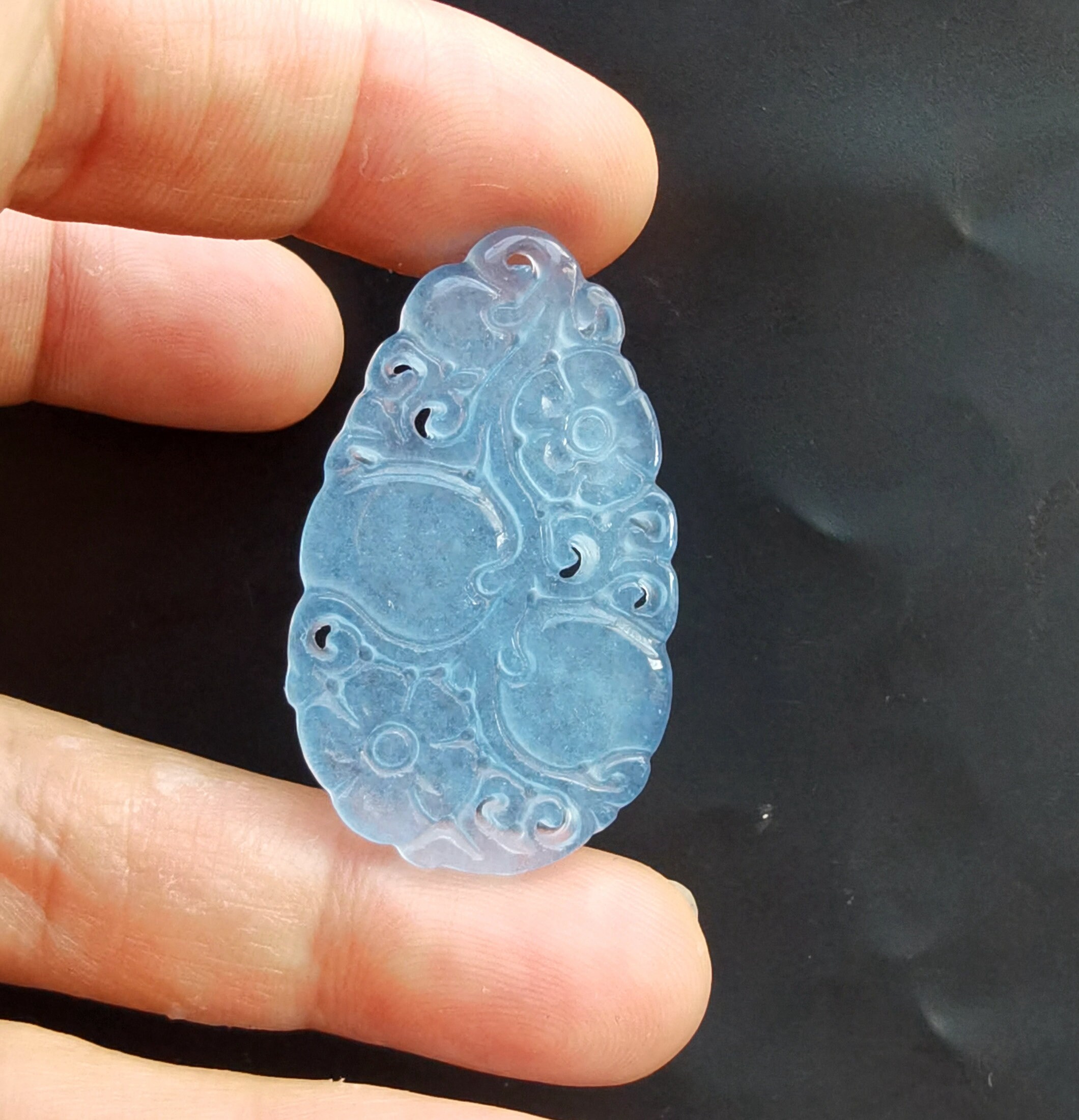 手作りの青翡翠ペンダント：ティアドロップフラワー彫刻のお守り