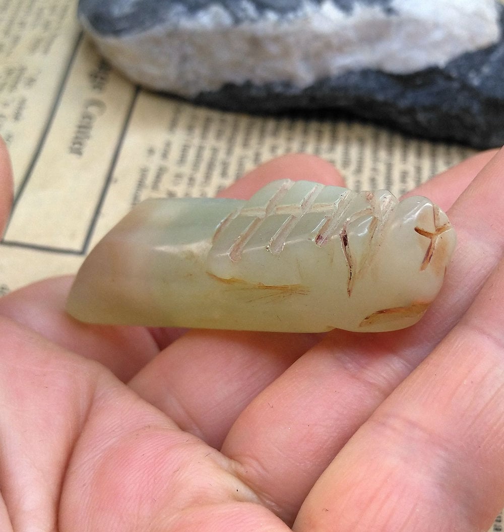 彫刻された龍の翡翠ペンダント：天然の緑石のお守り - Etsy 日本