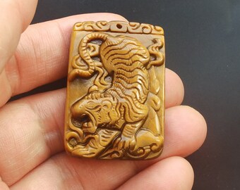 Colgante de ojo de tigre tallado: collar con amuleto mítico.