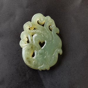 彫刻された鳳凰翡翠ペンダント：お守りネックレスジュエリー - Etsy 日本