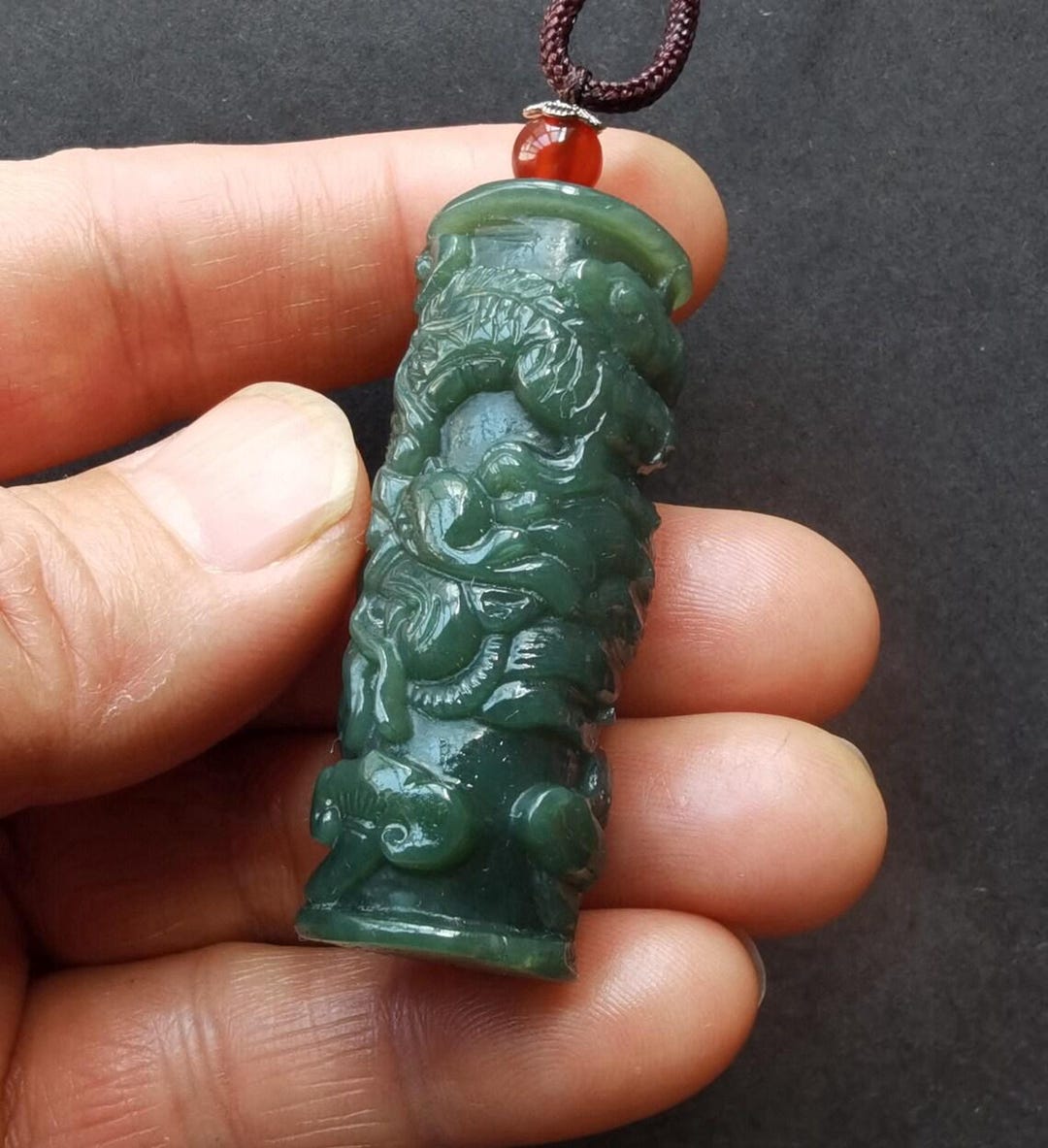 彫刻された龍の翡翠ペンダント：天然の緑石のお守り - Etsy 日本
