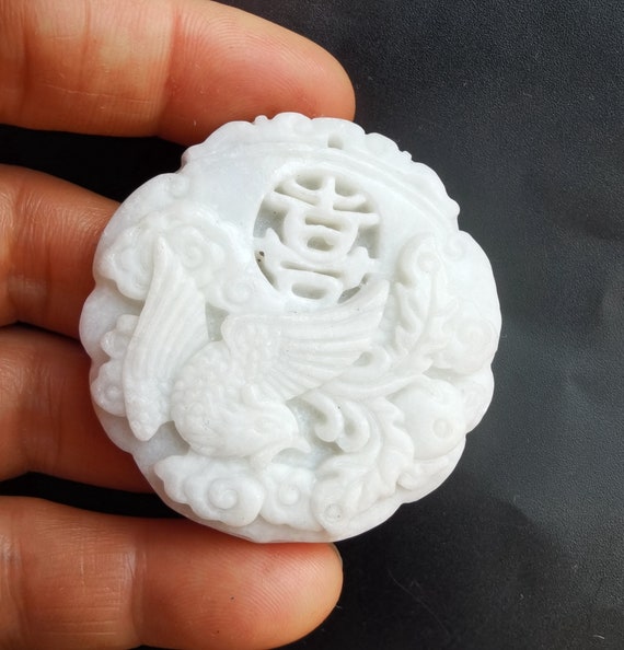 彫刻された白翡翠の鳳凰ペンダント：お守りネックレス（48mm） - Etsy 日本