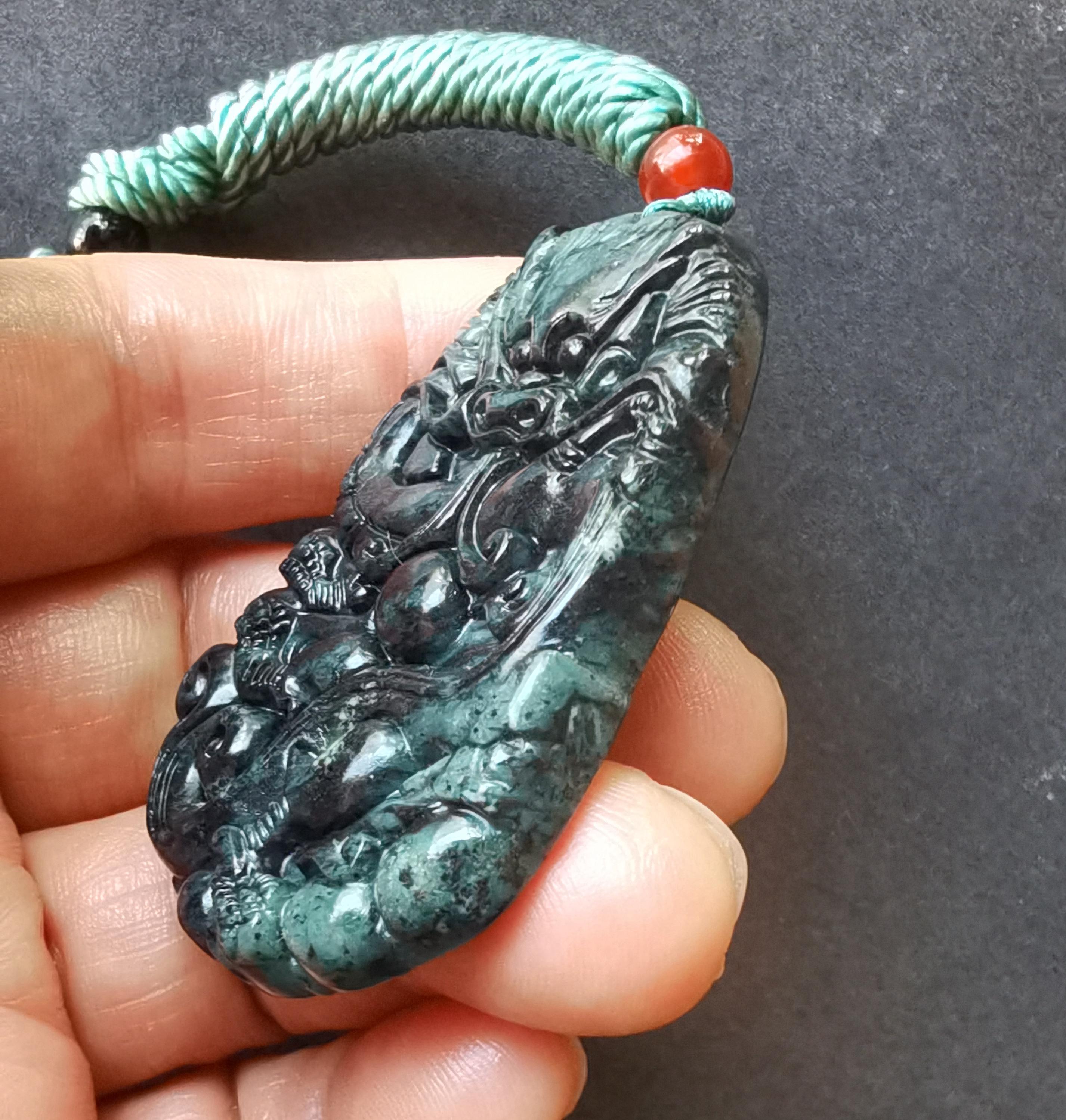 翡翠の龍ペンダント：緑と黒の石の彫刻、お守り - Etsy 日本