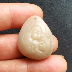 彫刻された龍の翡翠ペンダント：天然の緑石のお守り - Etsy 日本