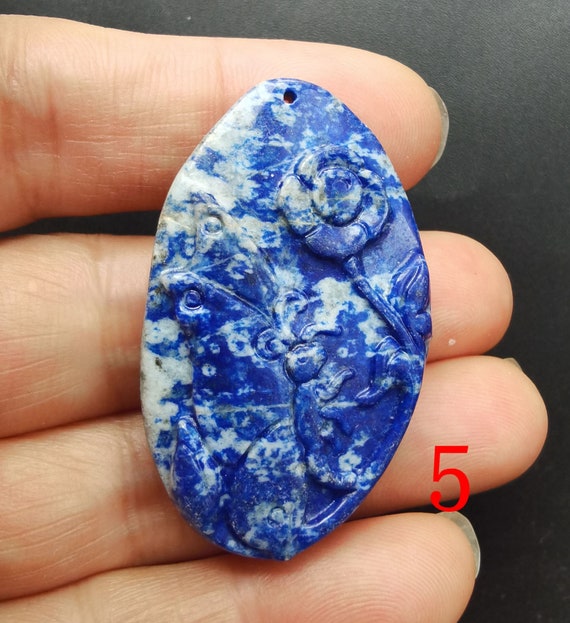 彫刻された蝶、花、天然ラピスラズリ石ペンダント、青い石、お守り