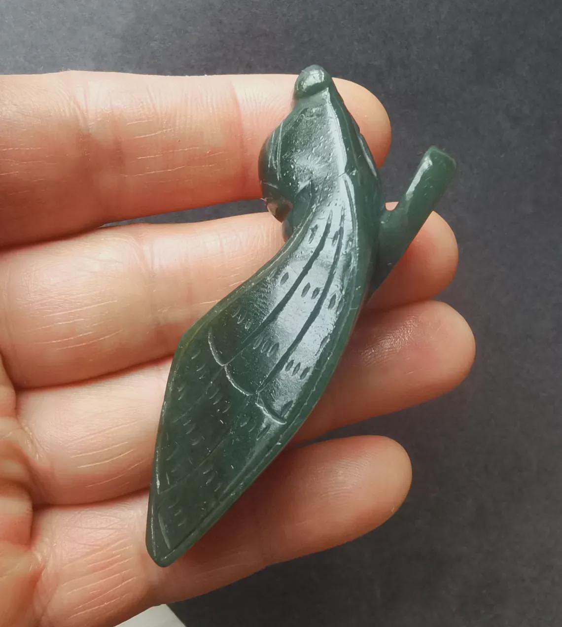 3D彫刻のグリーン翡翠セミペンダント：幸運のお守り - Etsy 日本