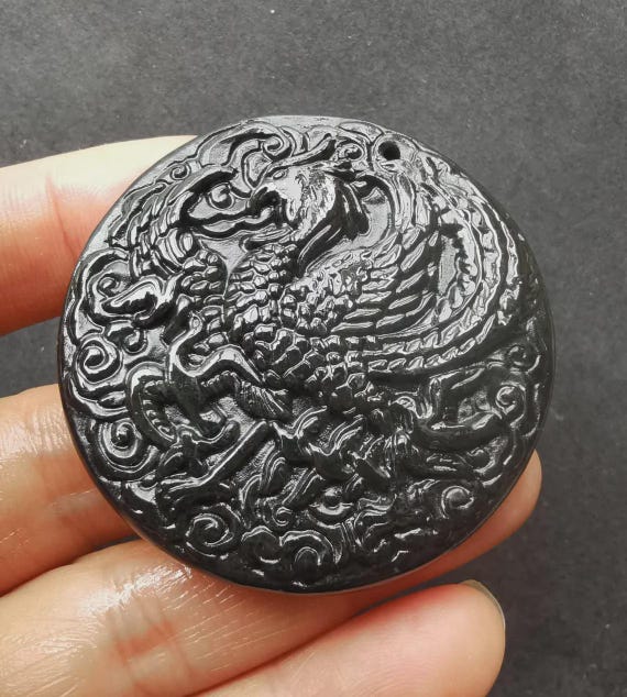 翡翠の鳳凰ペンダント：黒緑石のお守り、神話の鳥の彫刻 - Etsy 日本