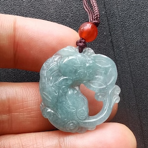 Ciondolo in giadeite blu del Guatemala con drago Pixiu intagliato: gioielli con pietre preziose e amuleti