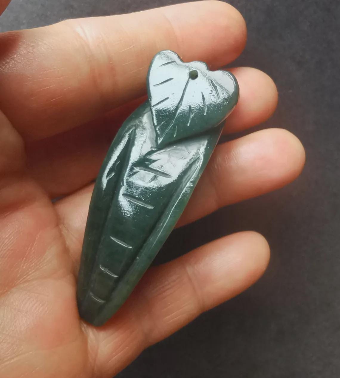 3D彫刻のグリーン翡翠セミペンダント：幸運のお守り - Etsy 日本