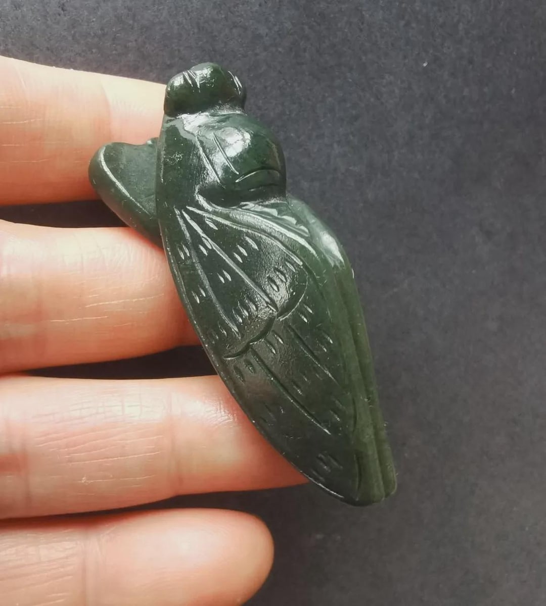 3D彫刻のグリーン翡翠セミペンダント：幸運のお守り - Etsy 日本