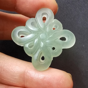 Geschnitzte Grüne Jade Anhänger: Double Face Amulett Talisman (27x34x7mm)