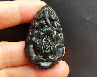 ティアドロップ翡翠ペンダント：如意花彫刻、黒緑宝石のお守り - Etsy 日本
