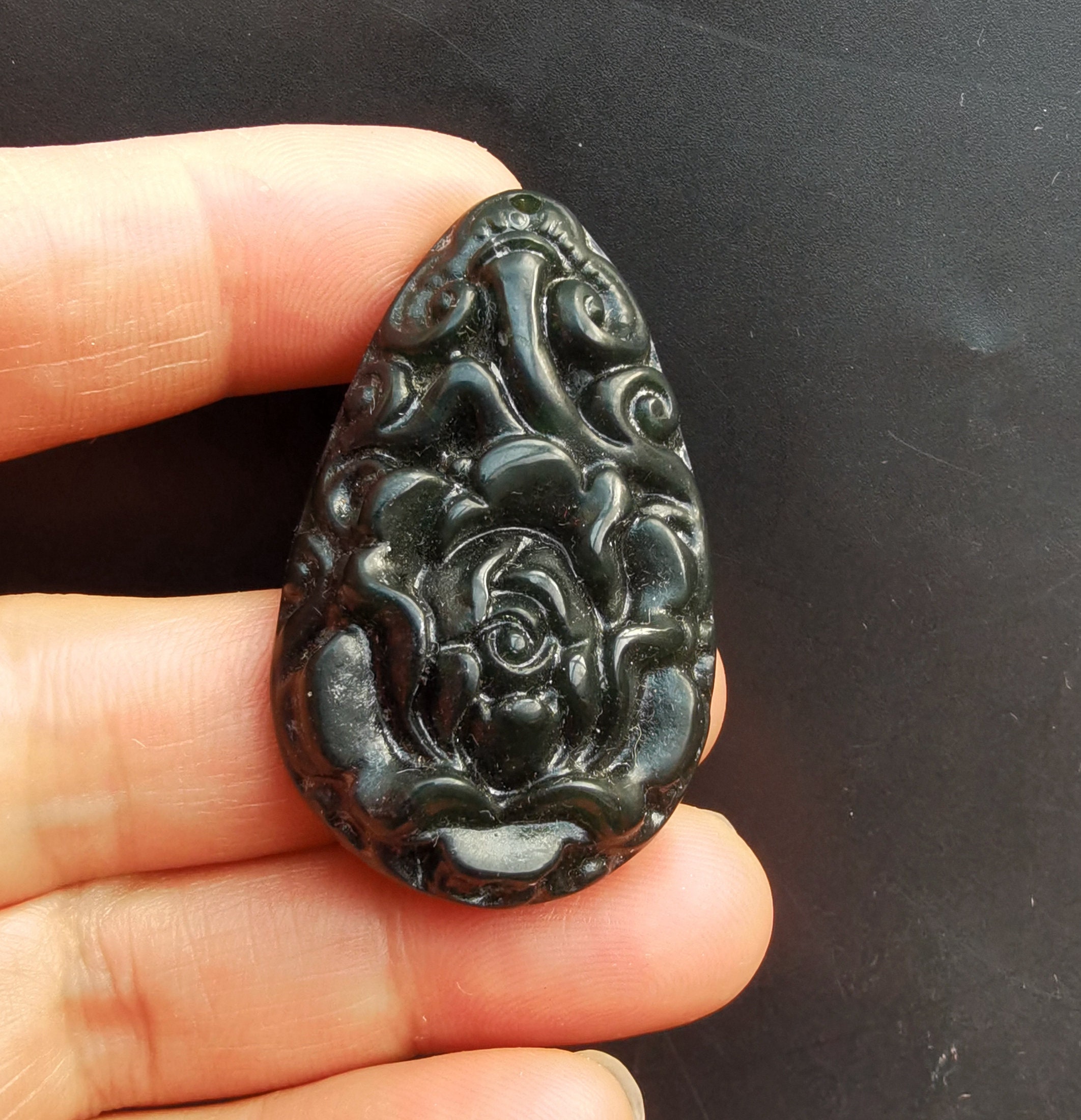 ティアドロップ翡翠ペンダント：如意花彫刻、黒緑宝石のお守り - Etsy 日本