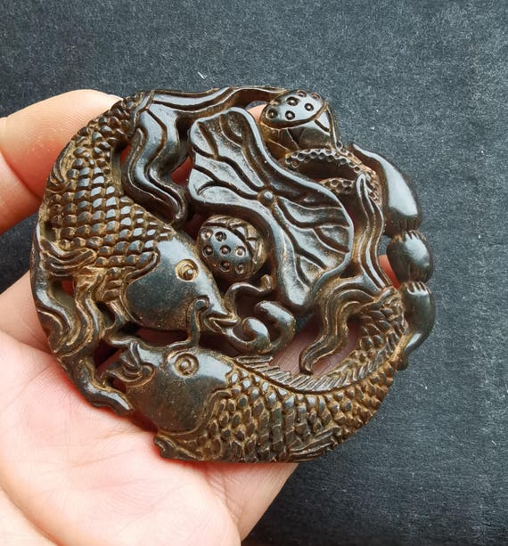 2匹の魚と蓮の葉の蓮根の彫刻の黒翡翠のペンダント、両面、手作りの 