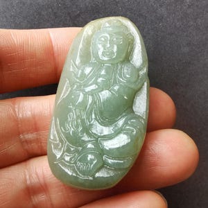 Grüne Jade Bodhisattva Anhänger: Oval Schnitzamulett