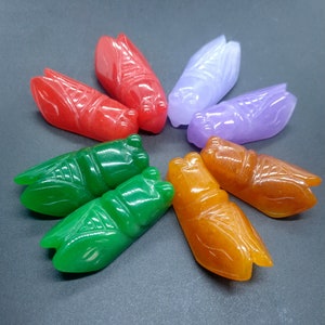Ciondolo in giada intagliata a forma di cicala: perlina per gioielli con pietre preziose (44 mm)