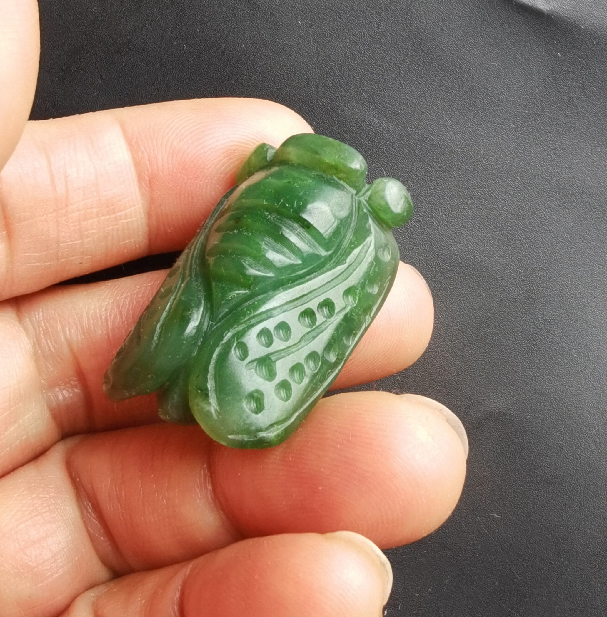 本物の大きな蝉の彫刻天然グリーンネフライト翡翠石ペンダント