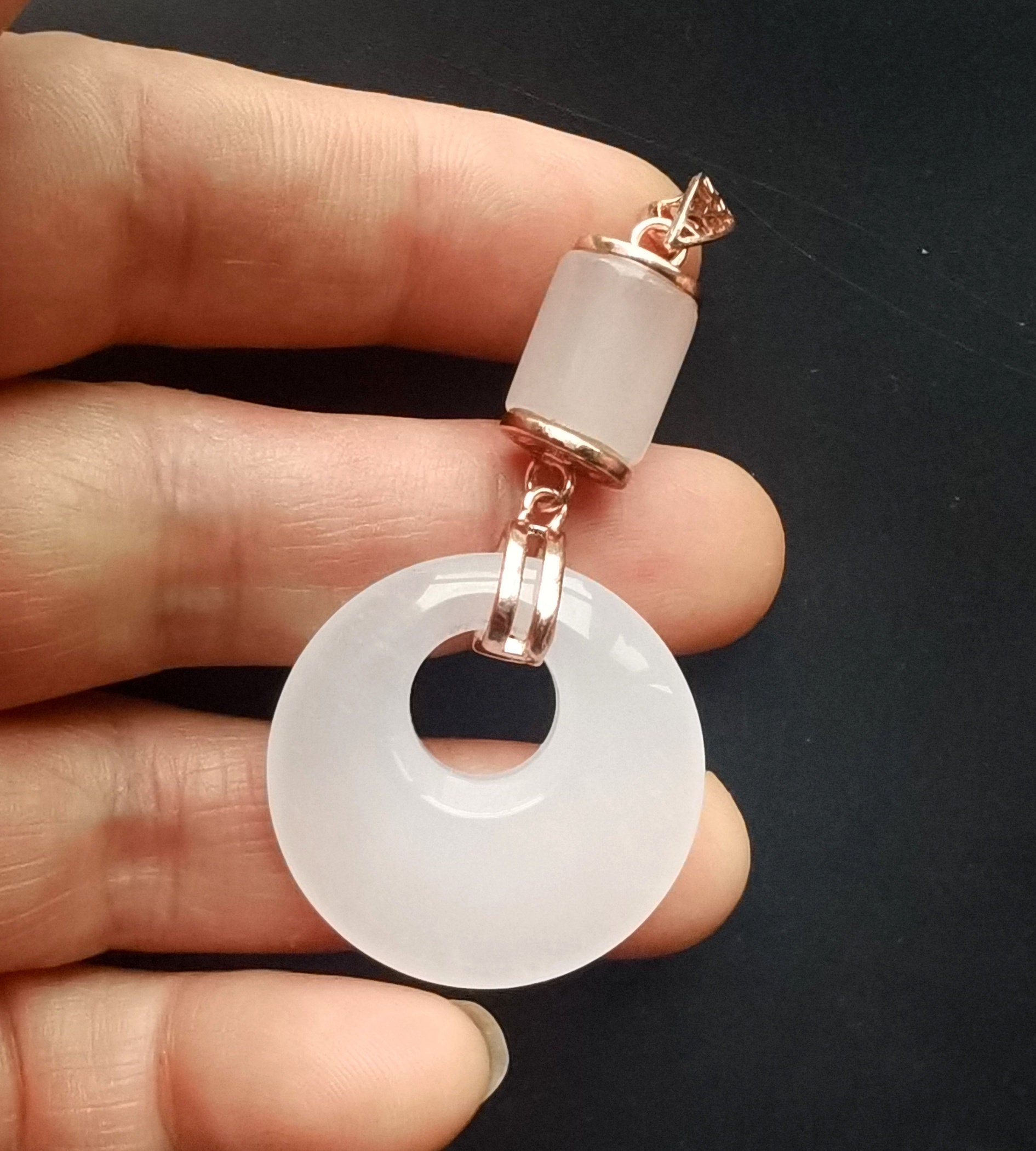 白翡翠ドーナツペンダント：金メッキのお守り（55mm×30mm） - Etsy 日本