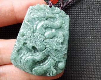 彫刻された翡翠の龍のペンダント：ビルマ産グリーンジェダイト宝石