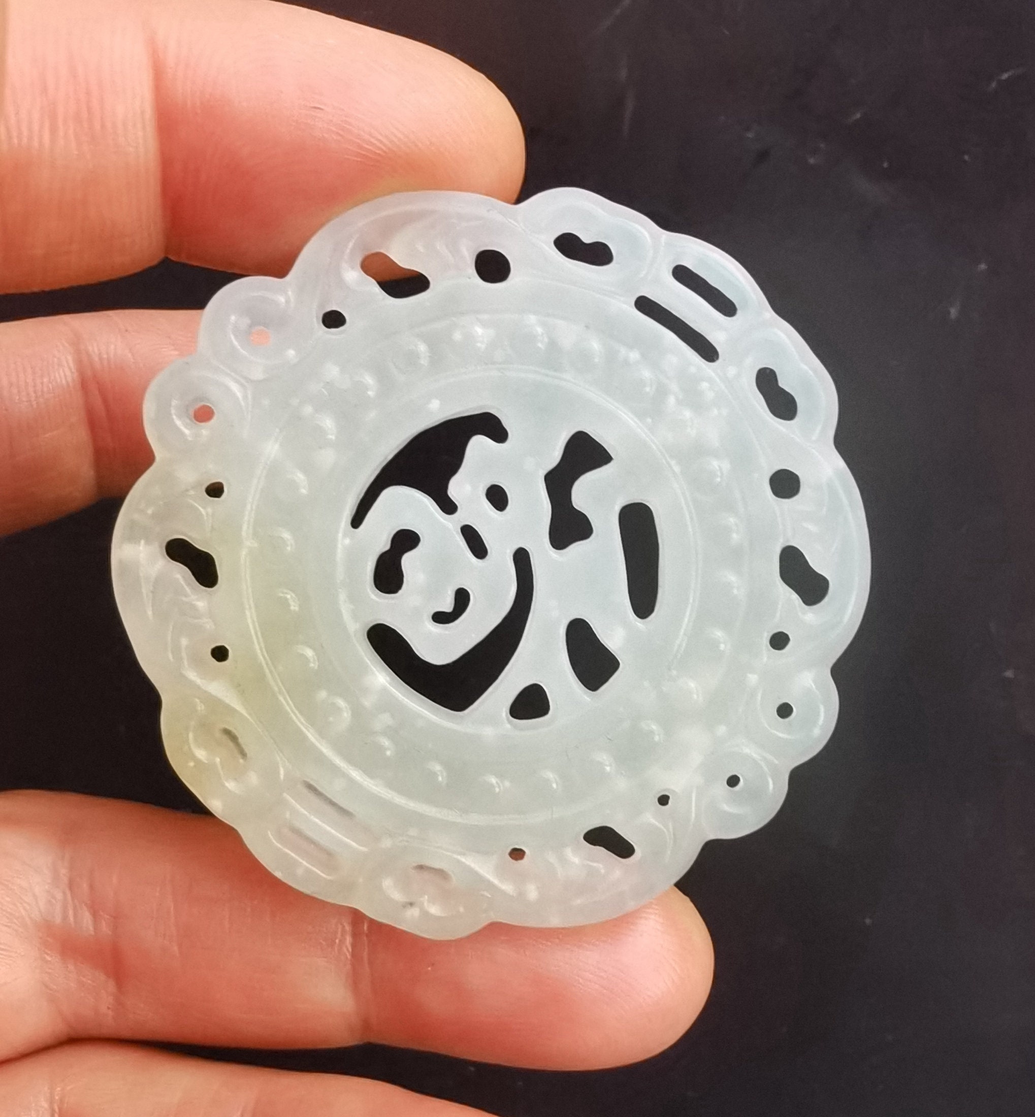 彫刻された翡翠ペンダント：福のシンボルのお守り、50 mm - Etsy 日本
