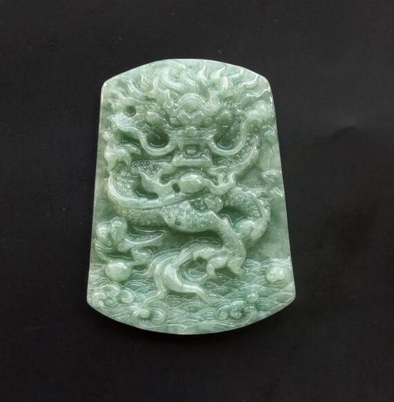 認定、長方形のドラゴン、彫刻された天然グリーンジェダイト翡翠石