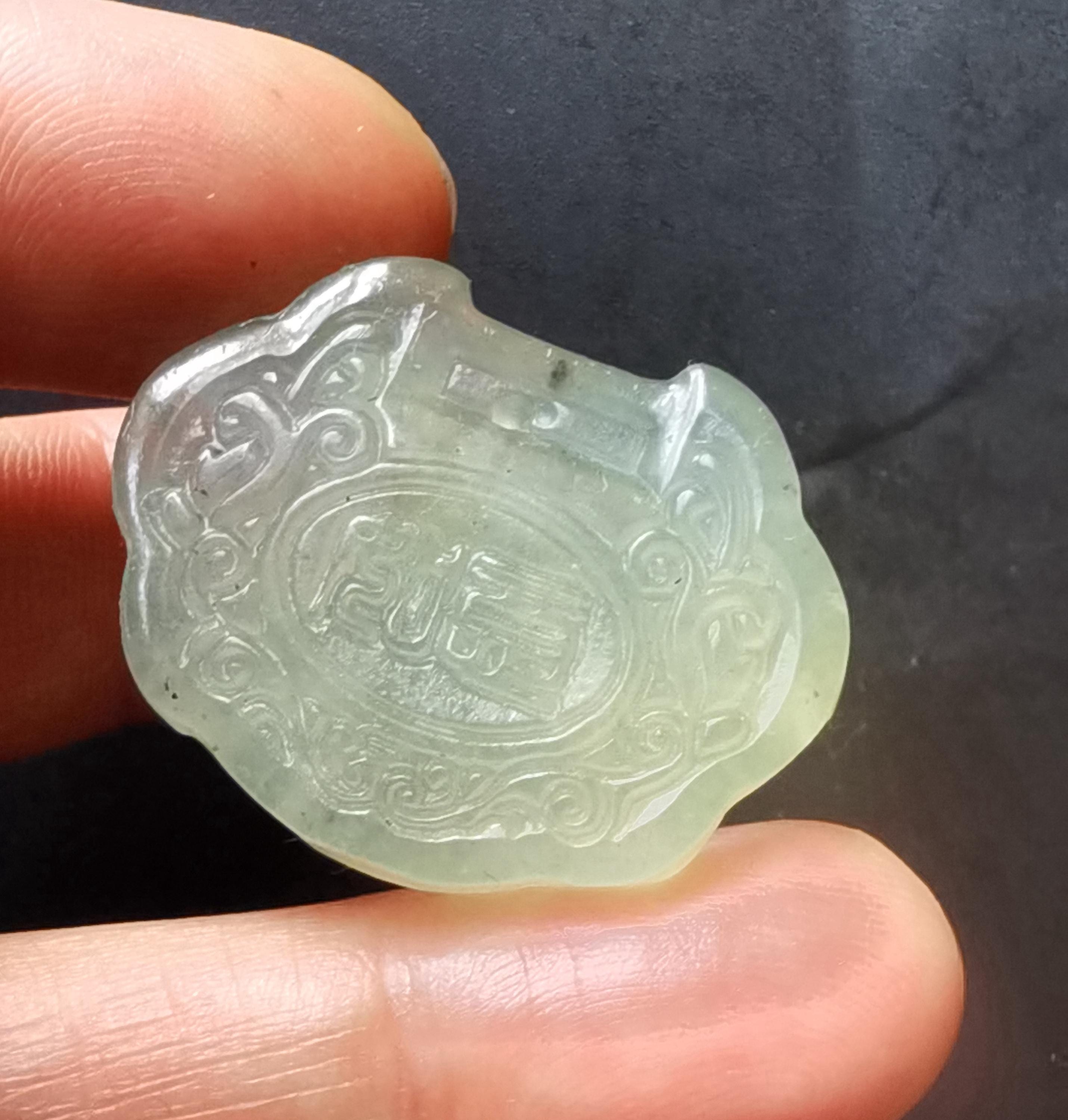彫刻された翡翠如意錠ペンダント：お守りネックレス - Etsy 日本