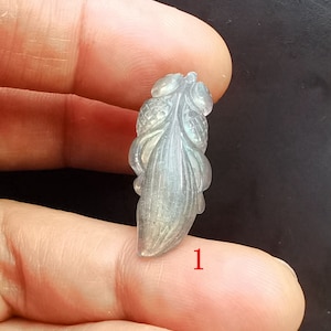 Colgante de pez dorado de labradorita tallada: un amuleto mítico