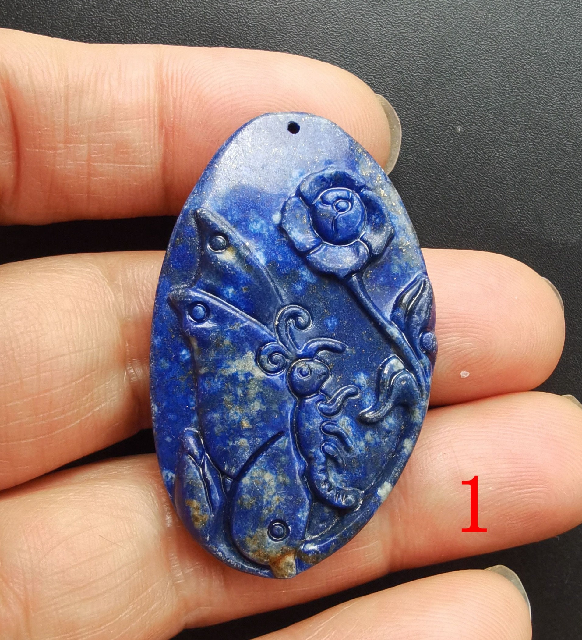 彫刻された蝶、花、天然ラピスラズリ石ペンダント、青い石、お守り