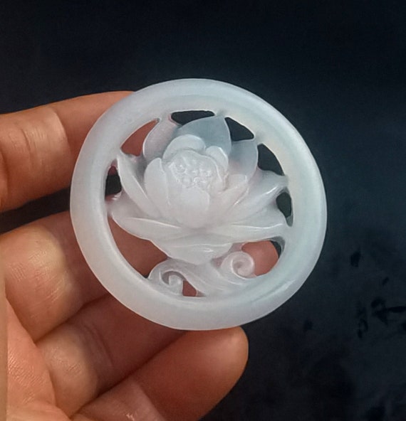 彫刻された白翡翠の花のペンダント：天然石のお守りネックレス - Etsy 日本